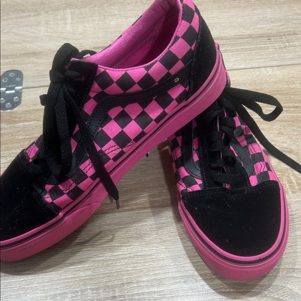 Vans Checkerboard Pink and Black Low-Top Sneakers Euc. Woman’s 10